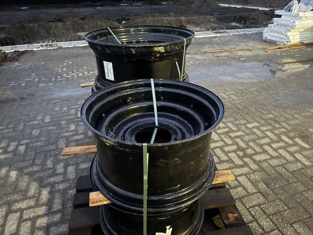 Valtra velgen 18x38 en 15x28 zwart - Peralatan konstruksi: gambar 1 Valtra velgen 18x38 en 15x28 zwart - Peralatan konstruksi: gambar 1