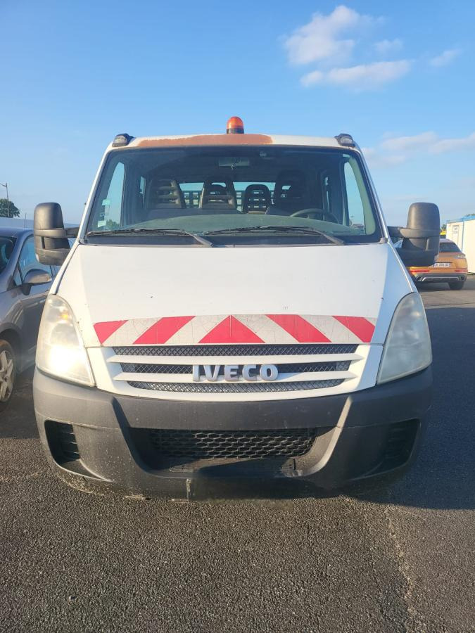 Iveco 35C12 - Van jungkit: gambar 2 Iveco 35C12 - Van jungkit: gambar 2