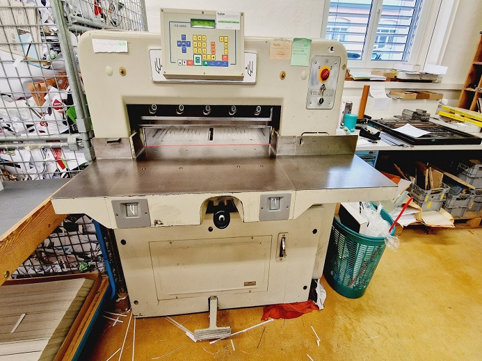 POLAR 72 CE - Mesin potong kertas: gambar 1 POLAR 72 CE - Mesin potong kertas: gambar 1
