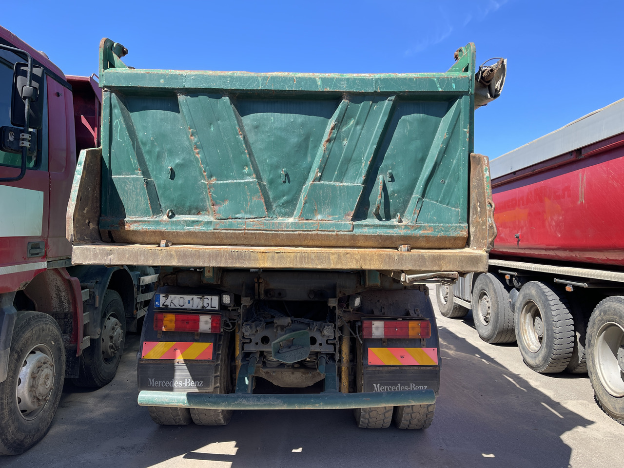 MERCEDES-BENZ Actros 3331 - Truk jungkit: gambar 3 MERCEDES-BENZ Actros 3331 - Truk jungkit: gambar 3