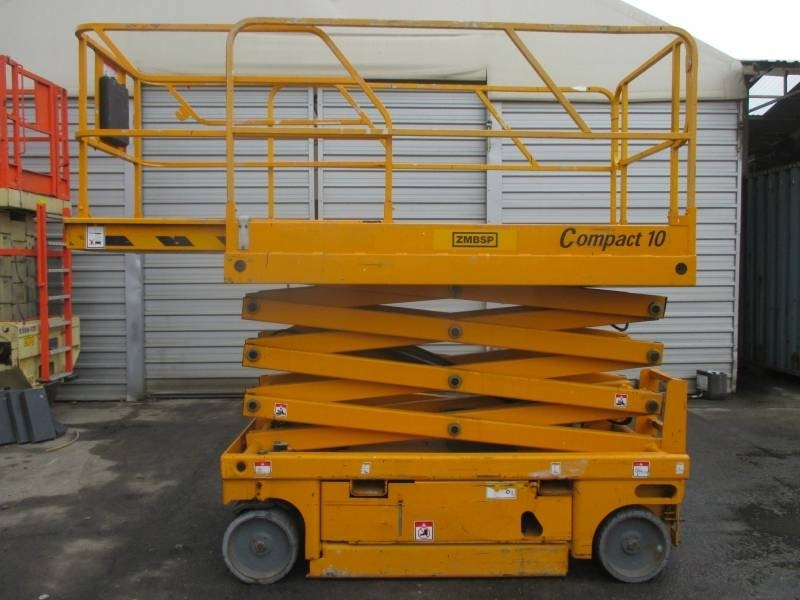 Haulotte Compact 10 - Scissor lifts: gambar 1 Haulotte Compact 10 - Scissor lifts: gambar 1