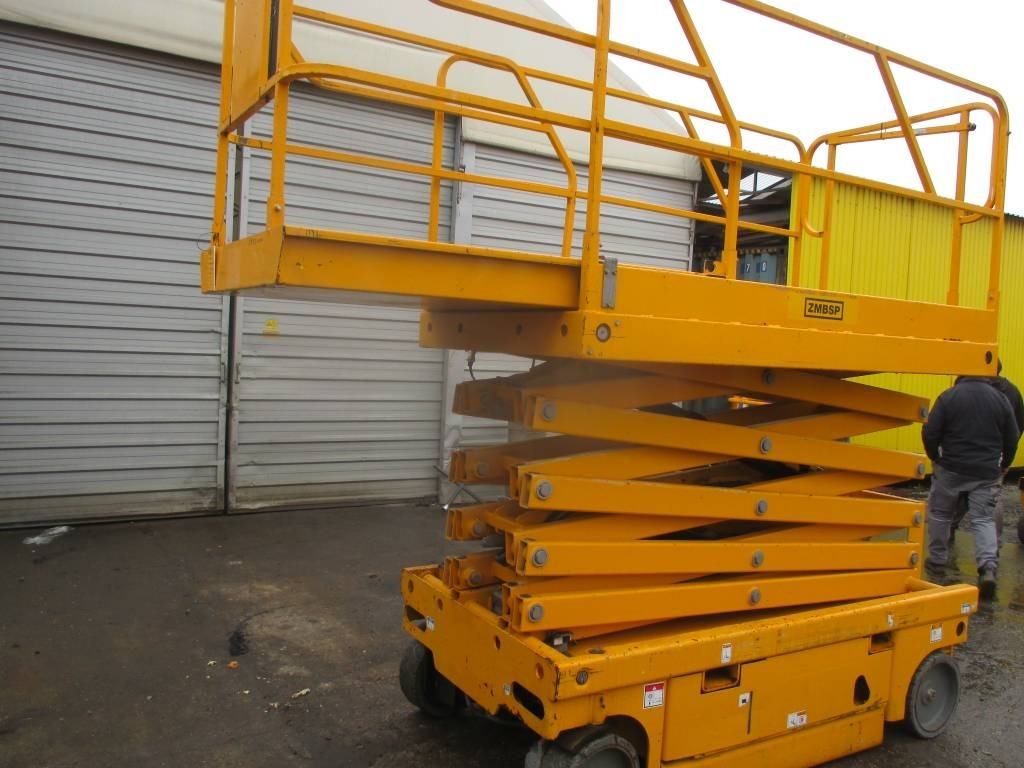 Haulotte Compact 12 - Scissor lifts: gambar 2 Haulotte Compact 12 - Scissor lifts: gambar 2