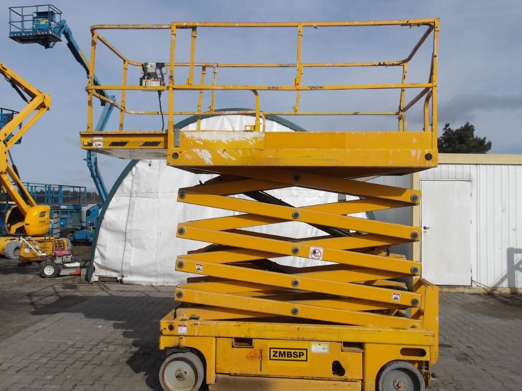 Haulotte Compact 12 - Scissor lifts: gambar 1 Haulotte Compact 12 - Scissor lifts: gambar 1