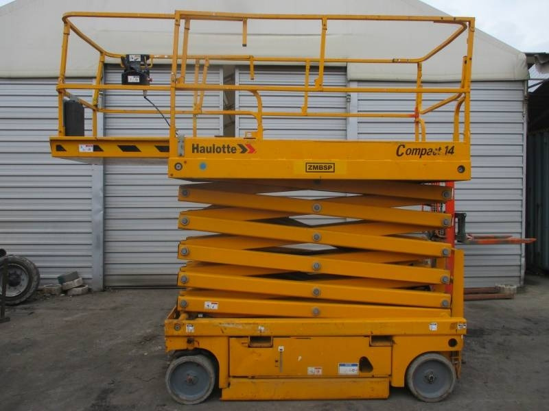 Haulotte Compact 14 - Scissor lifts: gambar 1 Haulotte Compact 14 - Scissor lifts: gambar 1