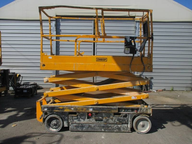 Haulotte Compact 8 - Scissor lifts: gambar 1 Haulotte Compact 8 - Scissor lifts: gambar 1