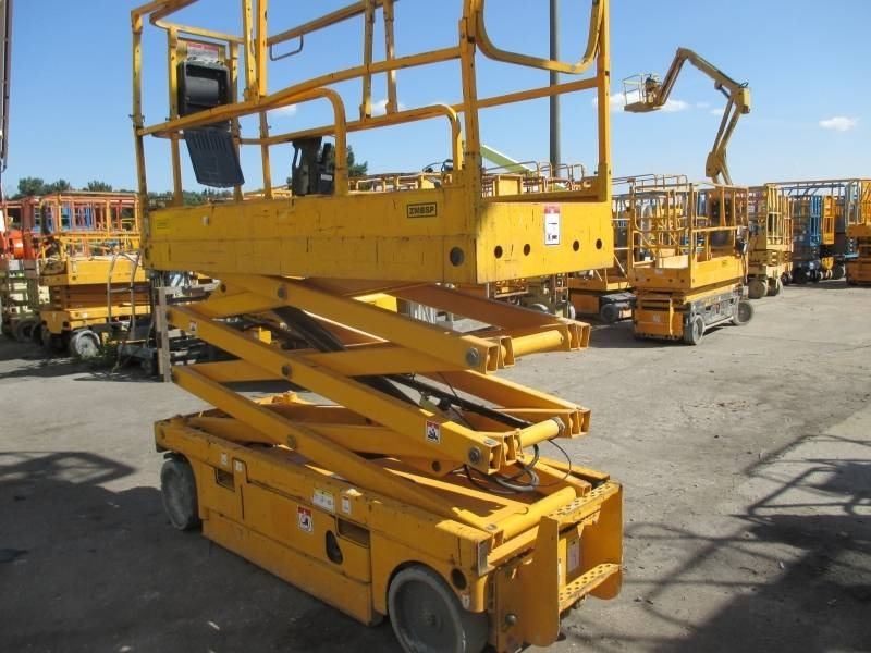 Haulotte Compact 8 - Scissor lifts: gambar 3 Haulotte Compact 8 - Scissor lifts: gambar 3