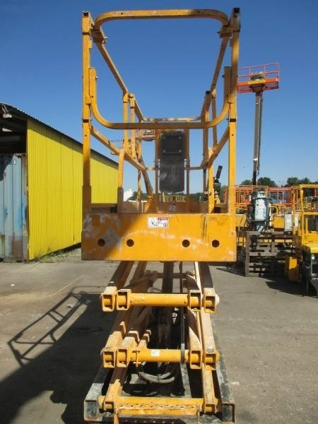 Haulotte Compact 8 - Scissor lifts: gambar 3 Haulotte Compact 8 - Scissor lifts: gambar 3