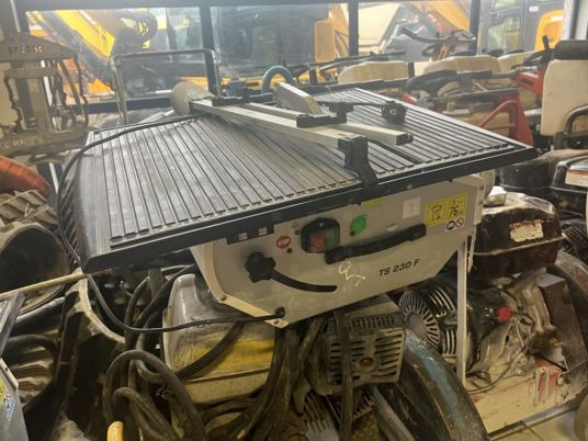 SCIE DE CARRELAGE HUSQVARNA TS230F - Peralatan dan perlengkapan: gambar 2 SCIE DE CARRELAGE HUSQVARNA TS230F - Peralatan dan perlengkapan: gambar 2