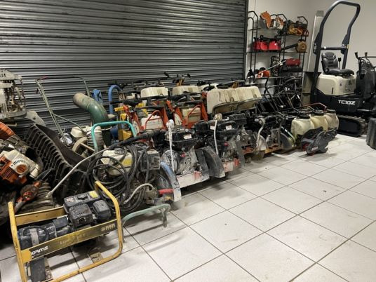 Scie à sol HUSQVARNA - Membangun inventaris: gambar 4 Scie à sol HUSQVARNA - Membangun inventaris: gambar 4