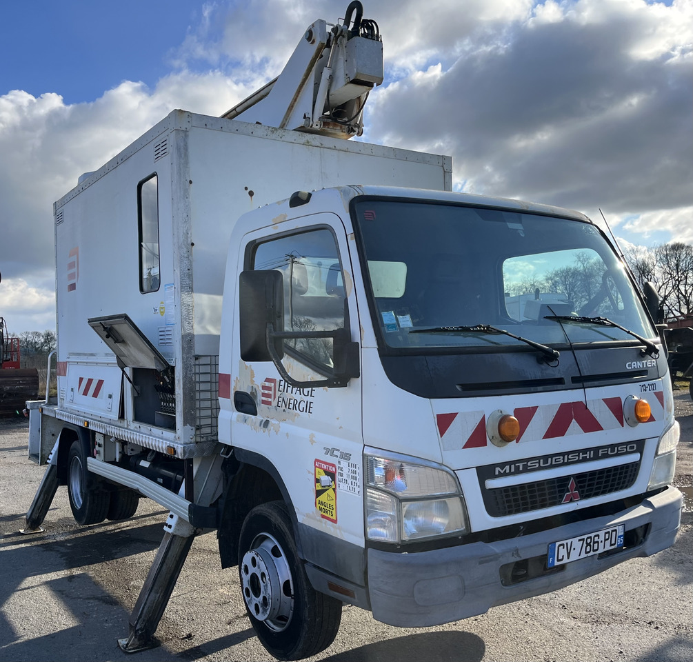 Platform udara yang dipasang di truk Mitsubishi Canter 7c15: gambar 12