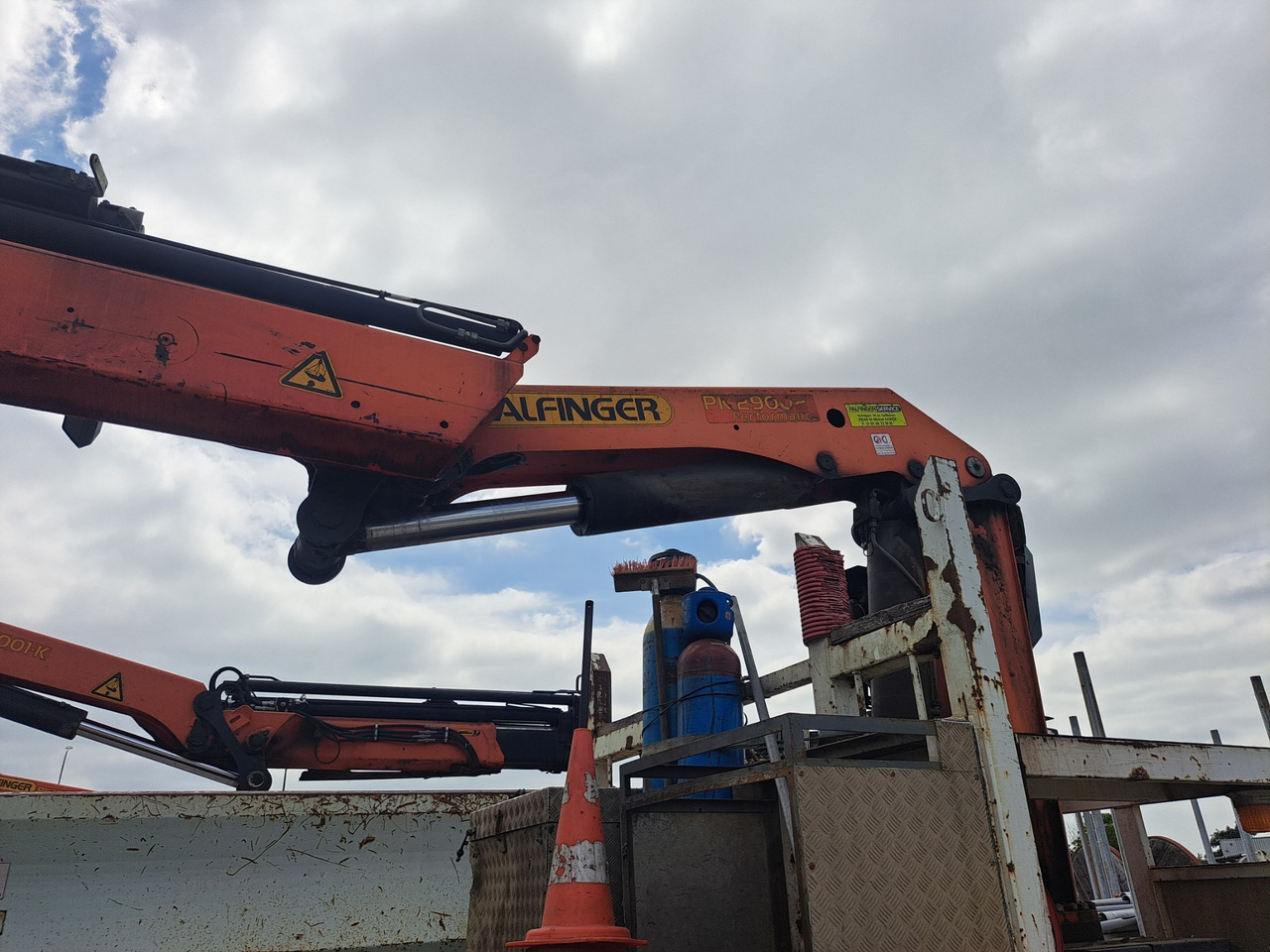 RENAULT Kerax 370dci 4x4 plateau grue Palfinger pk29002 - Truk flatbed, Truk derek: gambar 2 RENAULT Kerax 370dci 4x4 plateau grue Palfinger pk29002 - Truk flatbed, Truk derek: gambar 2