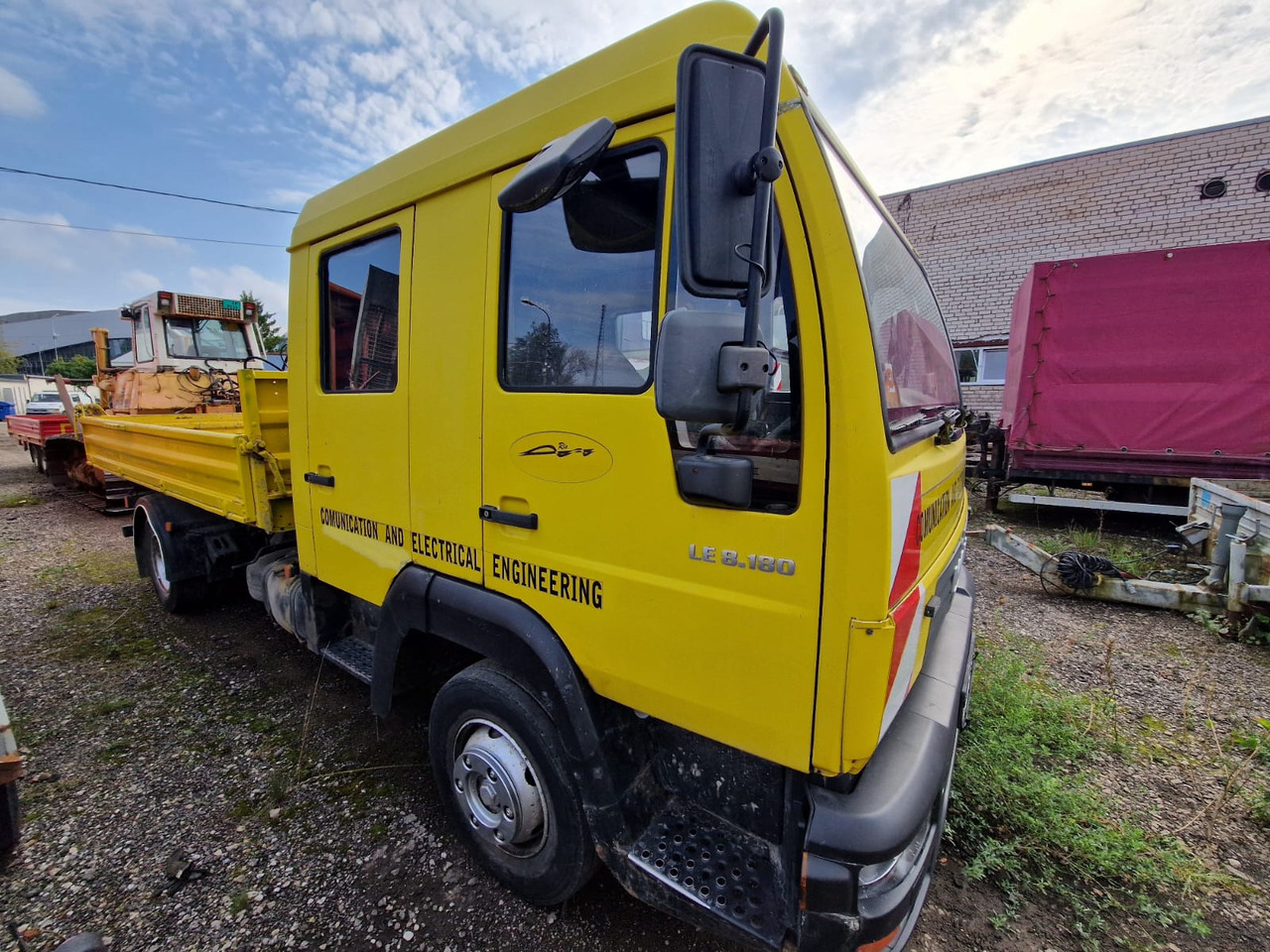 MAN Le 8.180 - Truk jungkit: gambar 3 MAN Le 8.180 - Truk jungkit: gambar 3