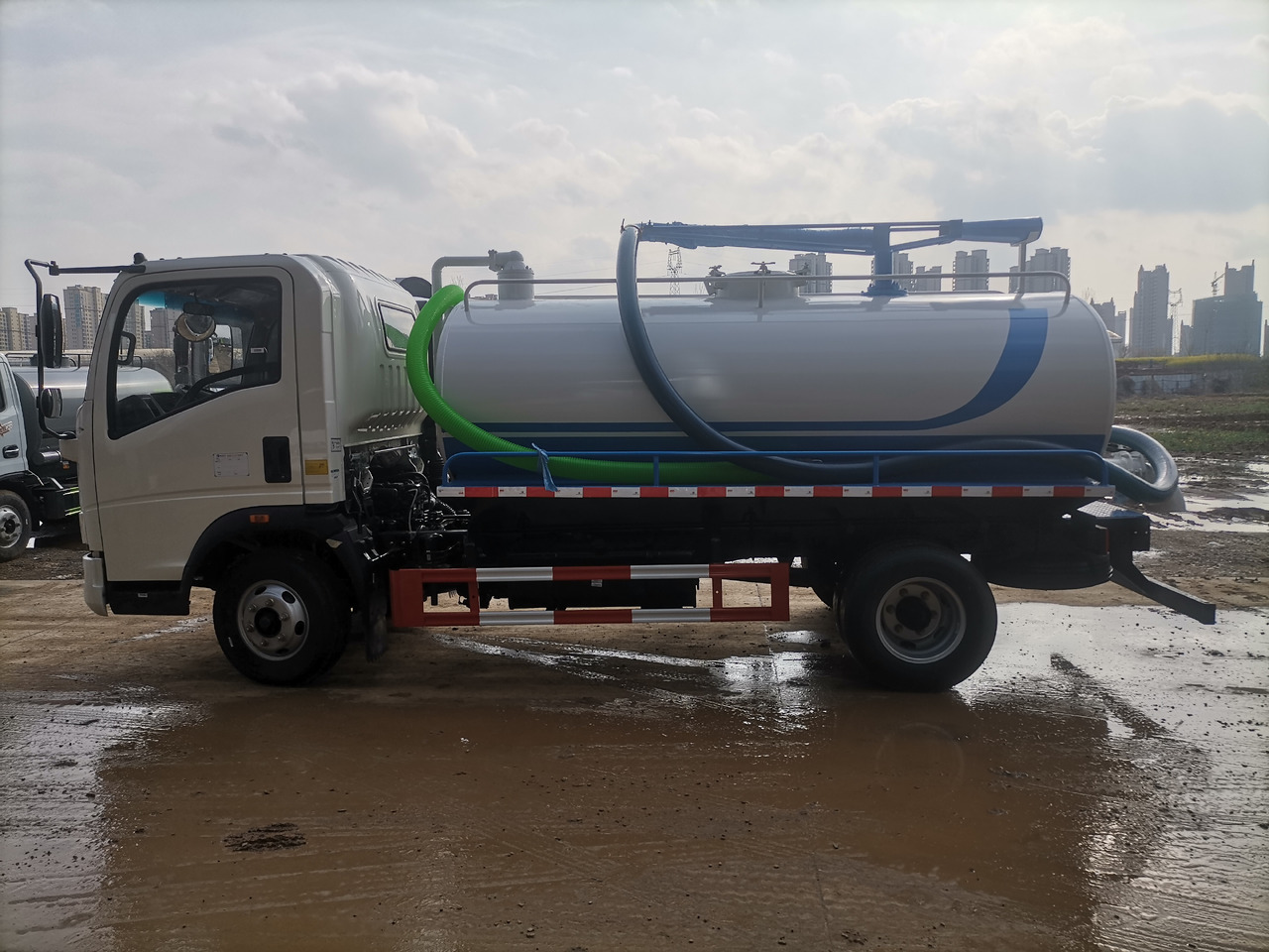 Sinotruk Howo light truck ( alternative: Dongfeng ) - Truk vakum: gambar 3 Sinotruk Howo light truck ( alternative: Dongfeng ) - Truk vakum: gambar 3