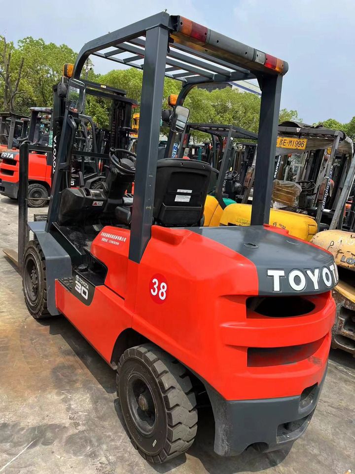 Toyota FDZN30 - Forklift diesel: gambar 1 Toyota FDZN30 - Forklift diesel: gambar 1