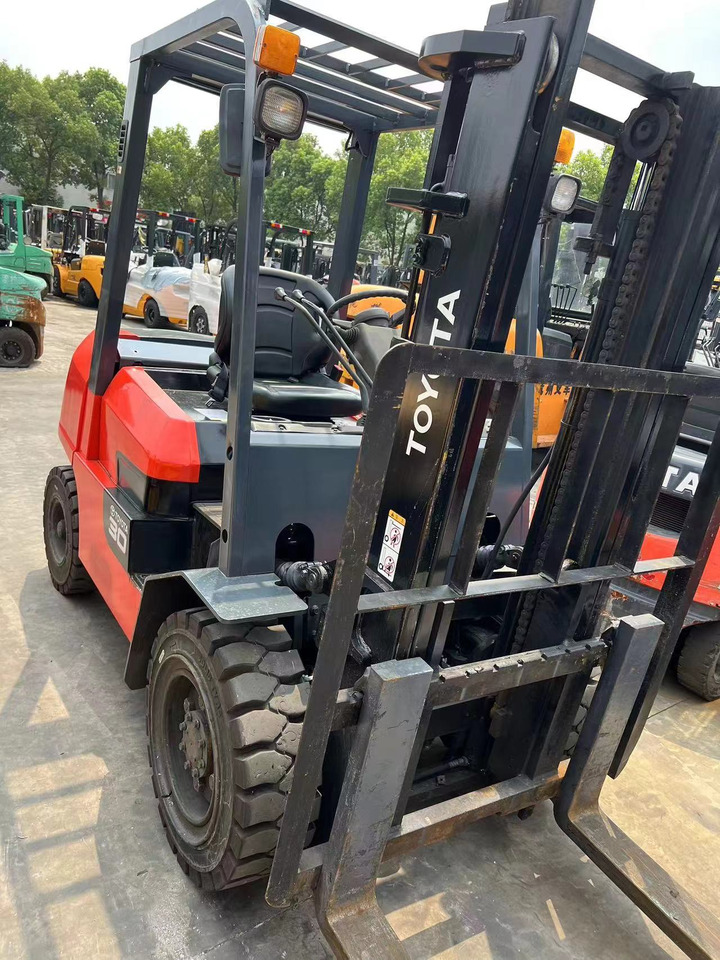 Toyota FDZN30 - Forklift diesel: gambar 2 Toyota FDZN30 - Forklift diesel: gambar 2