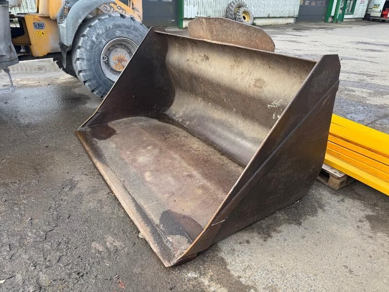 ARTISANAL 3000 LITRES - Ember loader untuk Traktor: gambar 1 ARTISANAL 3000 LITRES - Ember loader untuk Traktor: gambar 1