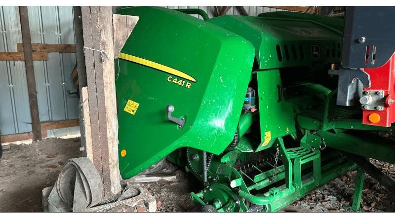 JOHN DEERE C441R - Baler bulat: gambar 3 JOHN DEERE C441R - Baler bulat: gambar 3