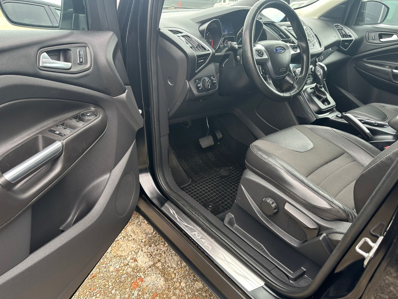 FORD KUGA TITANIUM - Mobil SUV: gambar 3 FORD KUGA TITANIUM - Mobil SUV: gambar 3