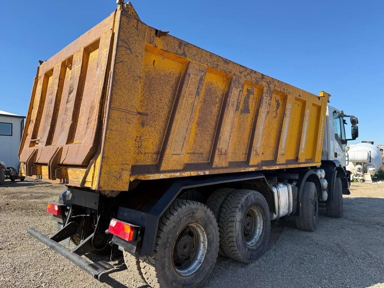 IVECO TRAKKER TIPPER - Truk jungkit: gambar 3 IVECO TRAKKER TIPPER - Truk jungkit: gambar 3