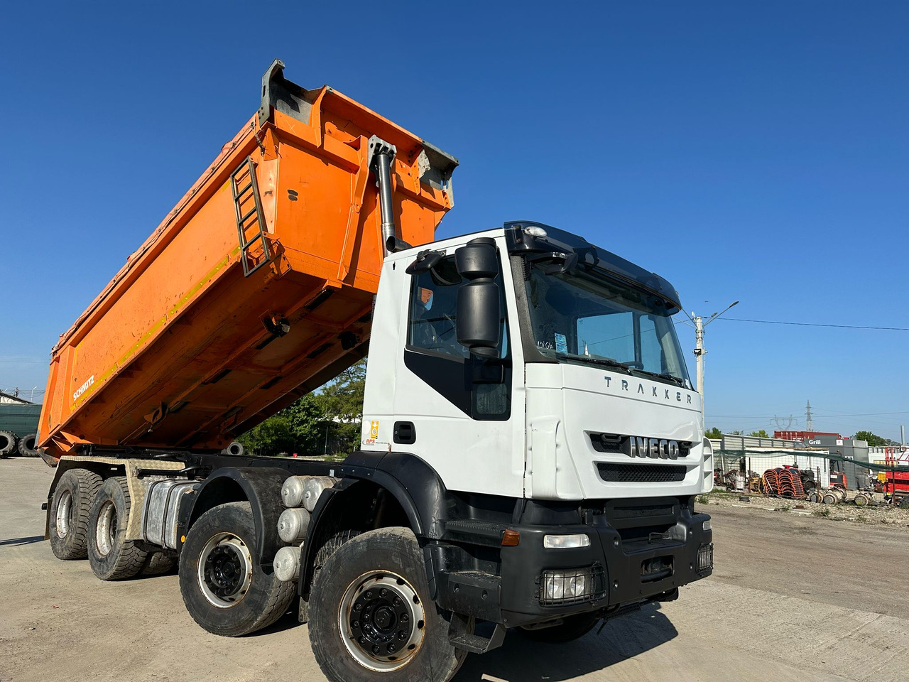 Iveco Trakker Tipper - Truk jungkit: gambar 1 Iveco Trakker Tipper - Truk jungkit: gambar 1