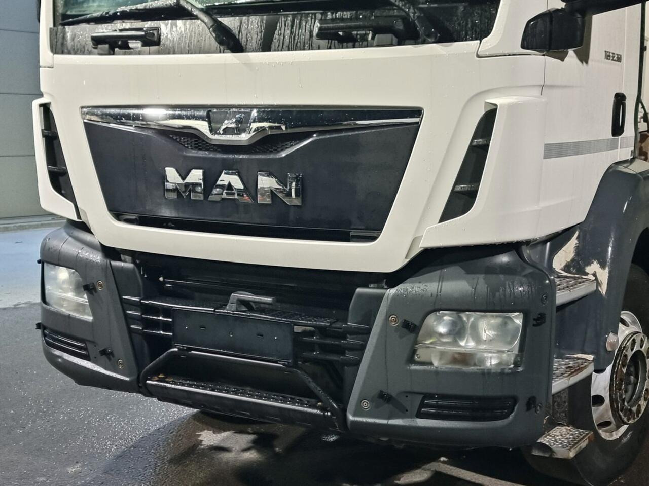 MAN TGS 32.360 8×4 Beton Mixer 9m3 - Truk pengaduk beton: gambar 4 MAN TGS 32.360 8×4 Beton Mixer 9m3 - Truk pengaduk beton: gambar 4