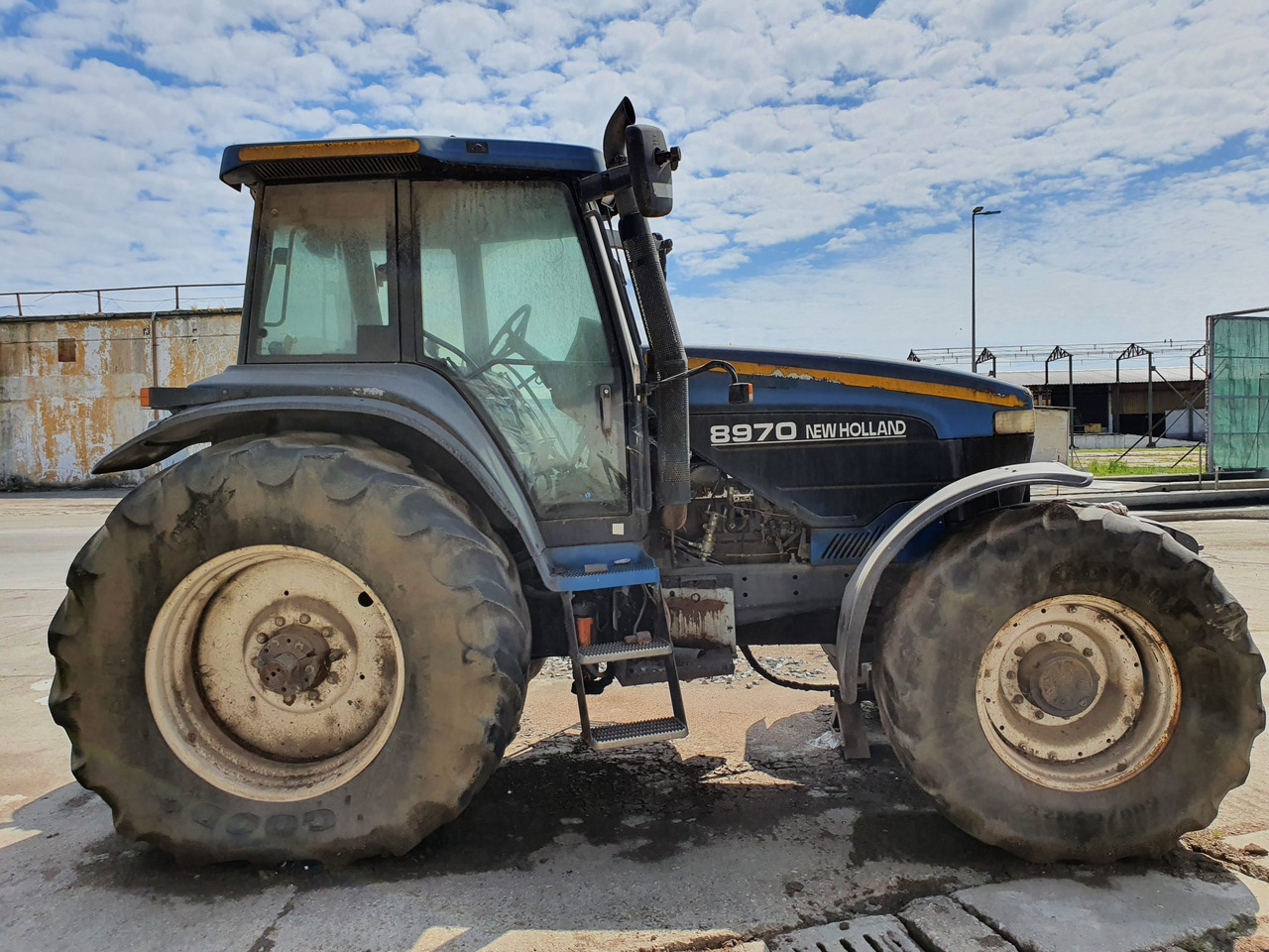 NEW HOLLAND 8970 Tractor 4×4 - Traktor: gambar 1 NEW HOLLAND 8970 Tractor 4×4 - Traktor: gambar 1