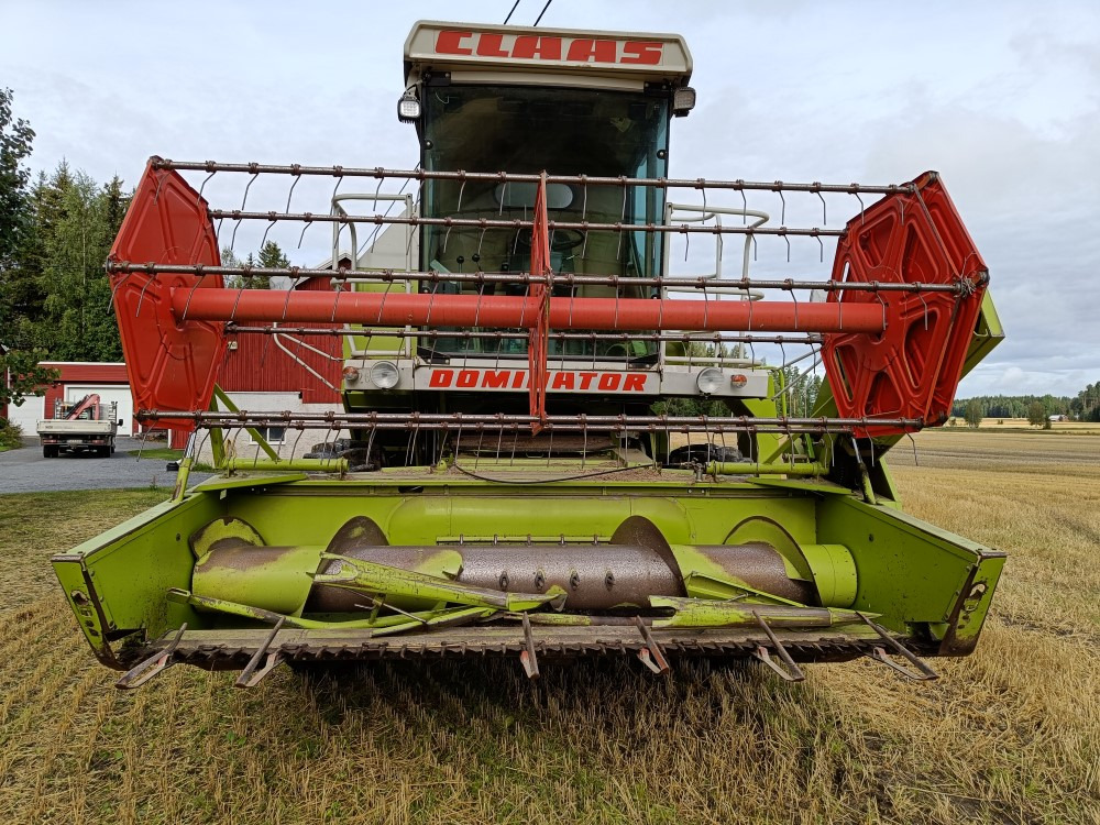 CLAAS Dominator 48S leikkuupuimuri, hydraulisella torvella - Pemanen gabungan: gambar 3 CLAAS Dominator 48S leikkuupuimuri, hydraulisella torvella - Pemanen gabungan: gambar 3