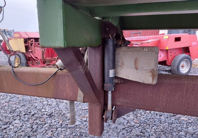 Trailer platform pertanian JALKALAVAKÄRRY - 3-akselinen ILMA-ALUSTAINEN KÄRRY MONEEN KÄYTTÖÖN: gambar 8 Trailer platform pertanian JALKALAVAKÄRRY - 3-akselinen ILMA-ALUSTAINEN KÄRRY MONEEN KÄYTTÖÖN: gambar 8