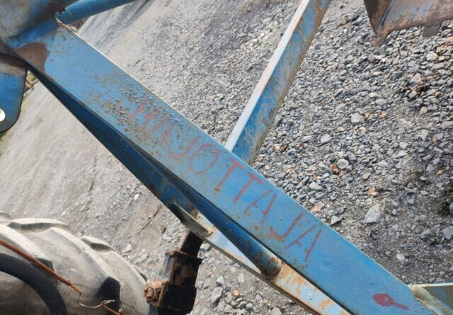 Maansiirtokauha 120cm traktoriin - VIDEO - Ember untuk Traktor: gambar 4 Maansiirtokauha 120cm traktoriin - VIDEO - Ember untuk Traktor: gambar 4