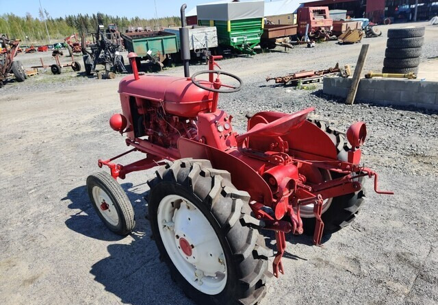 Massey Harris Traktori - bensiini - Traktor: gambar 4 Massey Harris Traktori - bensiini - Traktor: gambar 4