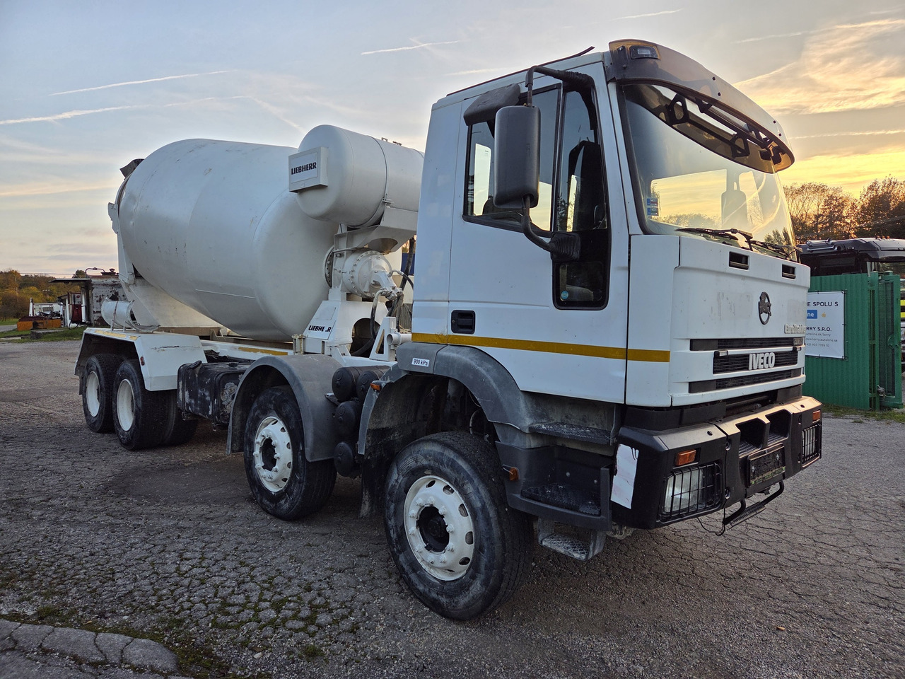 IVECO EURO TRAKKER MP340E35HB 8x4 MIX (chassis ) - Truk pengaduk beton: gambar 3 IVECO EURO TRAKKER MP340E35HB 8x4 MIX (chassis ) - Truk pengaduk beton: gambar 3