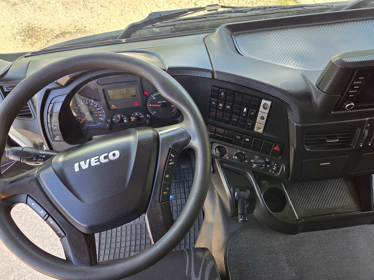 IVECO  - Truk sasis: gambar 5 IVECO  - Truk sasis: gambar 5