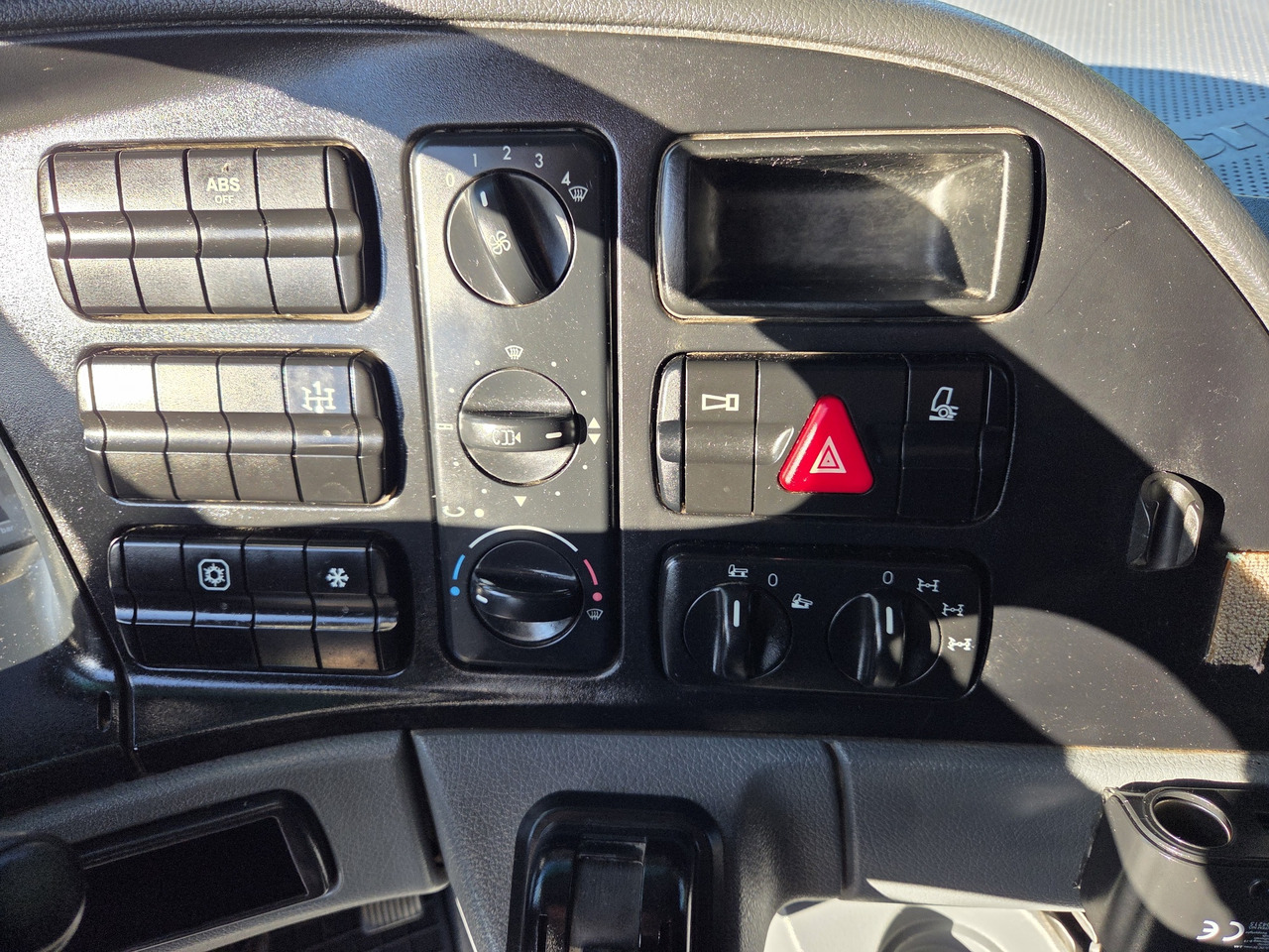 MERCEDES-BENZ - Truk sasis: gambar 5 MERCEDES-BENZ - Truk sasis: gambar 5