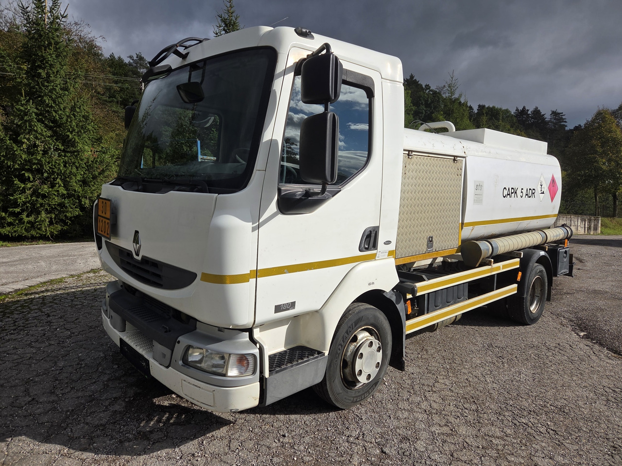 RENAULT MIDLUM 180.10 diesel tanker + dispensing + print - Truk tangki: gambar 1 RENAULT MIDLUM 180.10 diesel tanker + dispensing + print - Truk tangki: gambar 1