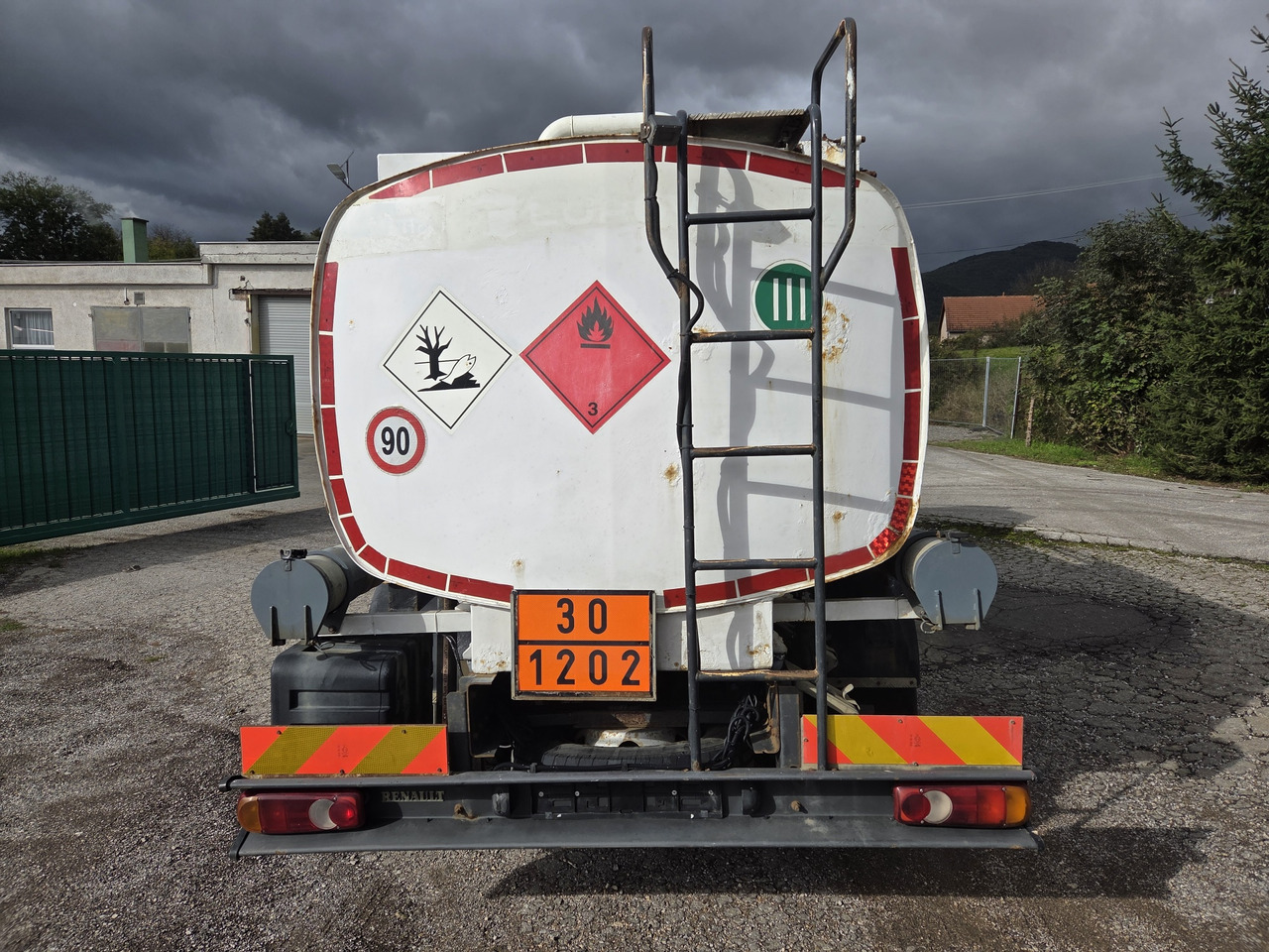 RENAULT MIDLUM 180.10 diesel tanker + dispensing + print - Truk tangki: gambar 5 RENAULT MIDLUM 180.10 diesel tanker + dispensing + print - Truk tangki: gambar 5