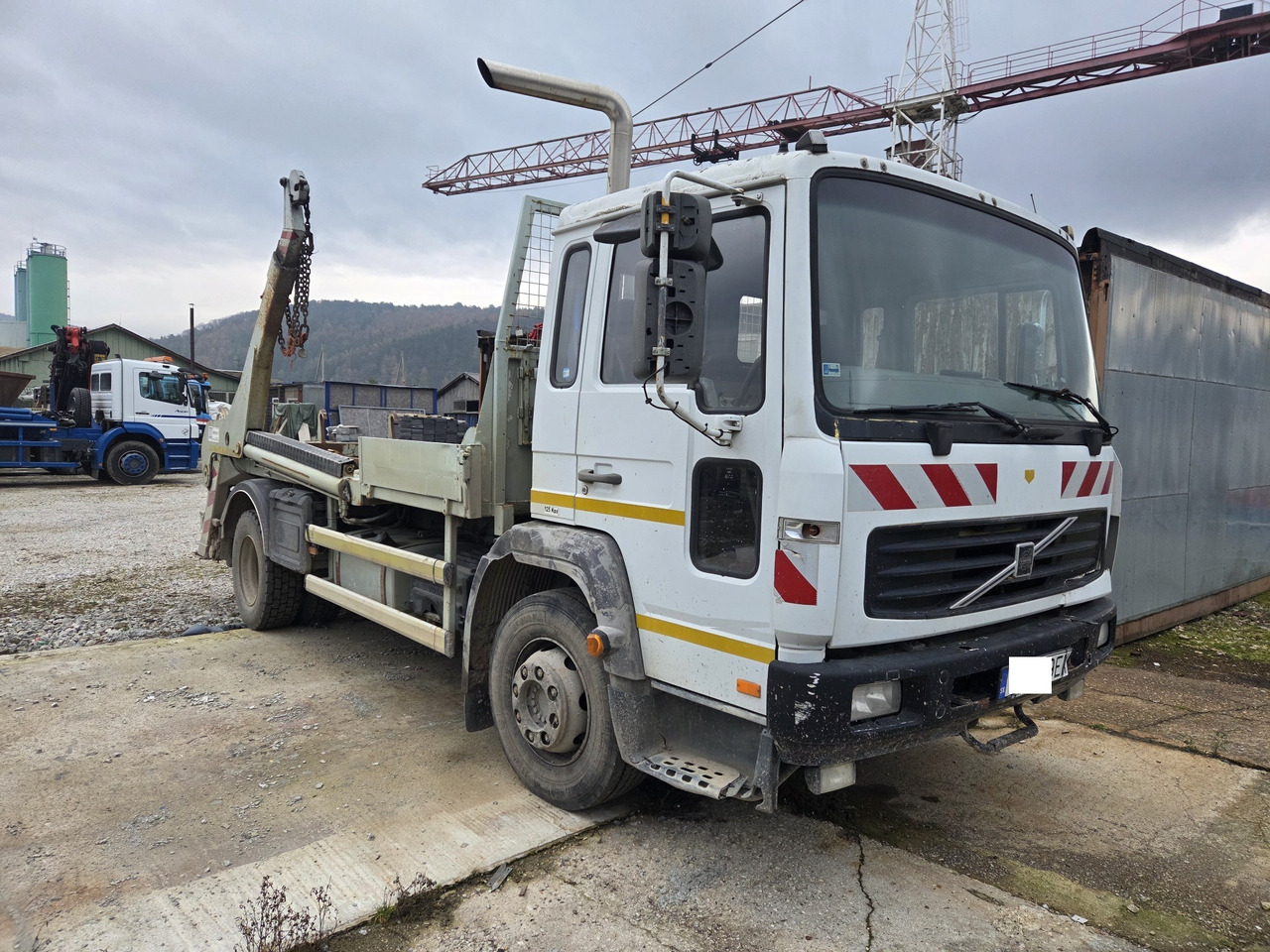 VOLVO FL6 - 250 chain container system telescop - Truk skip loader: gambar 1 VOLVO FL6 - 250 chain container system telescop - Truk skip loader: gambar 1