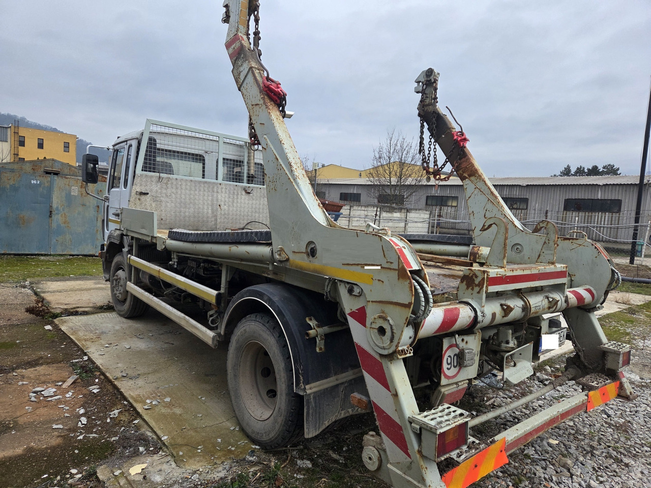 VOLVO FL6 - 250 chain container system telescop - Truk skip loader: gambar 4 VOLVO FL6 - 250 chain container system telescop - Truk skip loader: gambar 4
