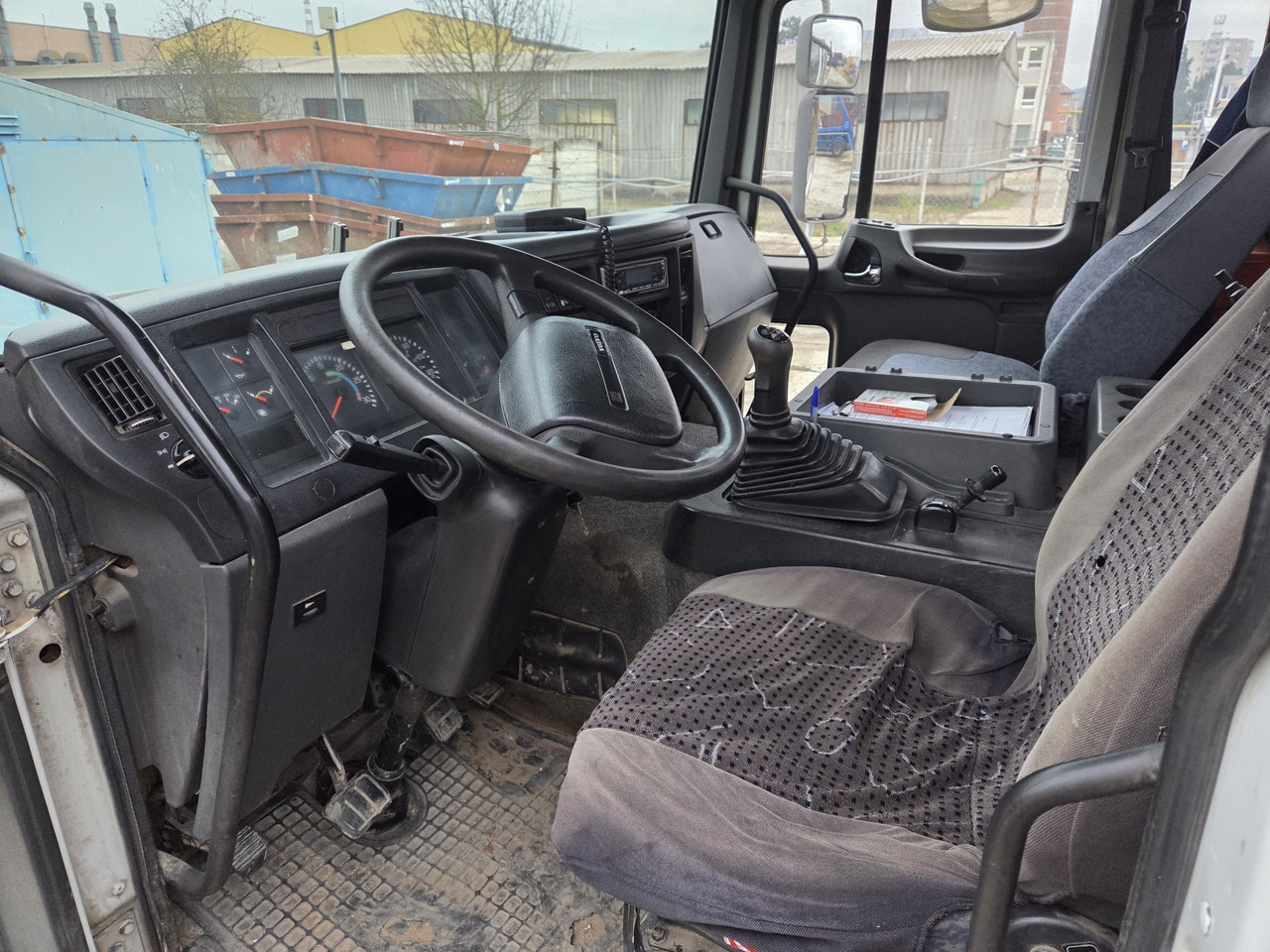 VOLVO FL6 - 250 chain container system telescop - Truk skip loader: gambar 5 VOLVO FL6 - 250 chain container system telescop - Truk skip loader: gambar 5