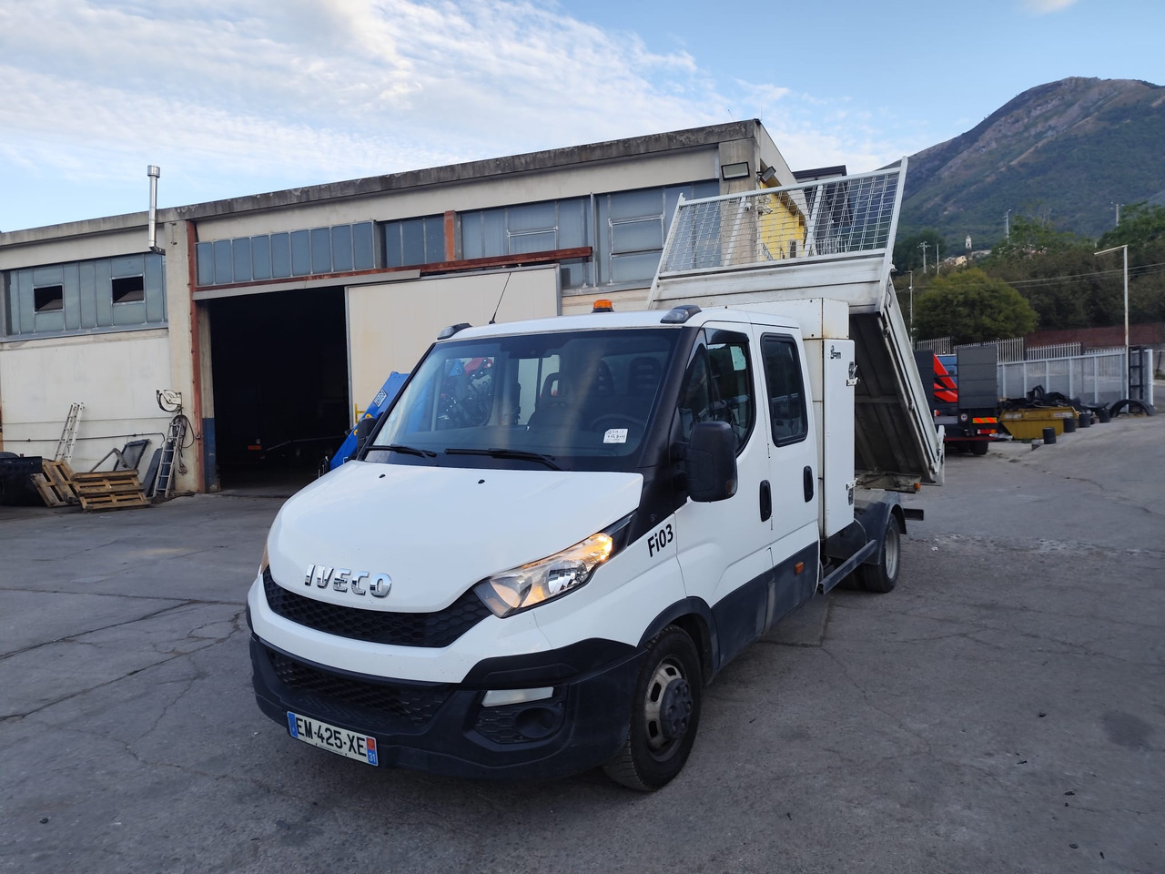IVECO DAILY 35-140 - Van jungkit: gambar 1 IVECO DAILY 35-140 - Van jungkit: gambar 1