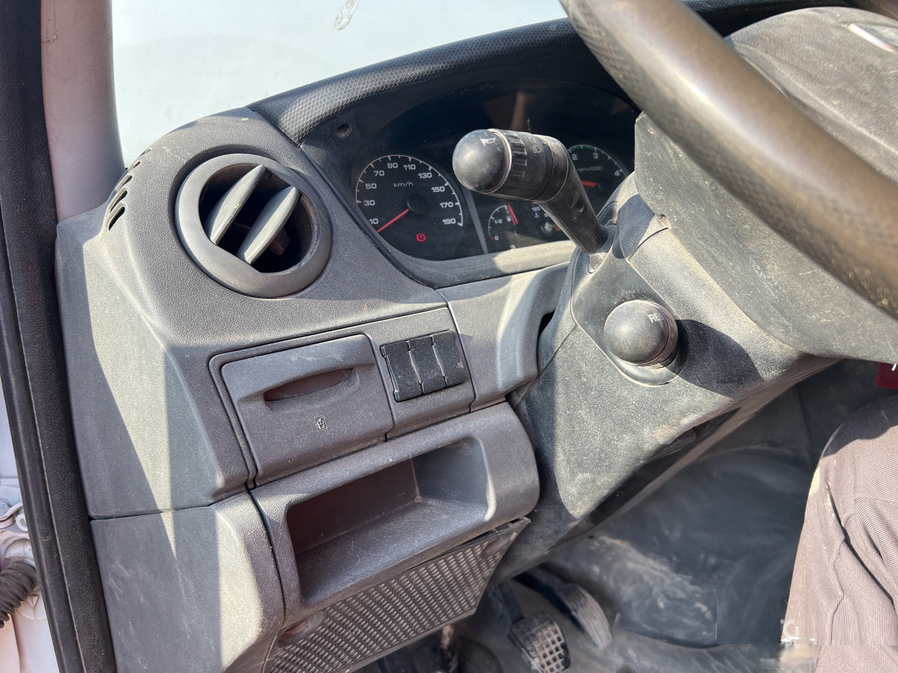 IVECO DAILY 35C13 - Van jungkit: gambar 5 IVECO DAILY 35C13 - Van jungkit: gambar 5