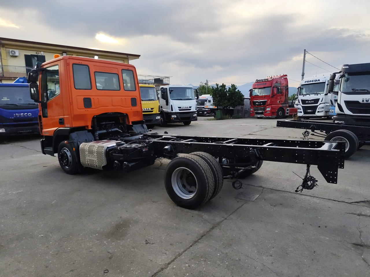 IVECO EUROCARGO 120-190L - Truk sasis: gambar 3 IVECO EUROCARGO 120-190L - Truk sasis: gambar 3
