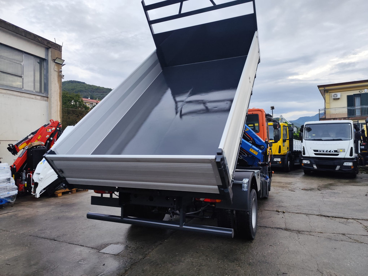 IVECO EUROCARGO 120-90L - Truk derek: gambar 2 IVECO EUROCARGO 120-90L - Truk derek: gambar 2