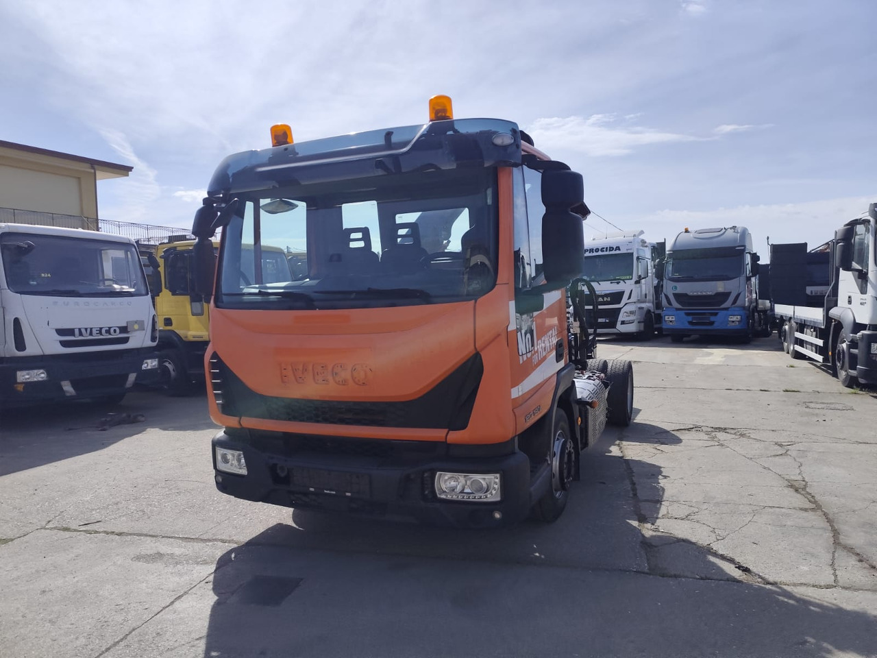 IVECO EUROCARGO 120-90L - Truk derek: gambar 1 IVECO EUROCARGO 120-90L - Truk derek: gambar 1