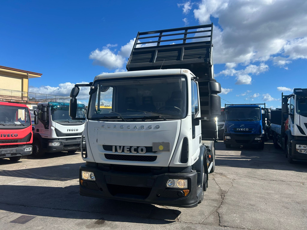 IVECO EUROCARGO 120E25 - Truk jungkit: gambar 5 IVECO EUROCARGO 120E25 - Truk jungkit: gambar 5