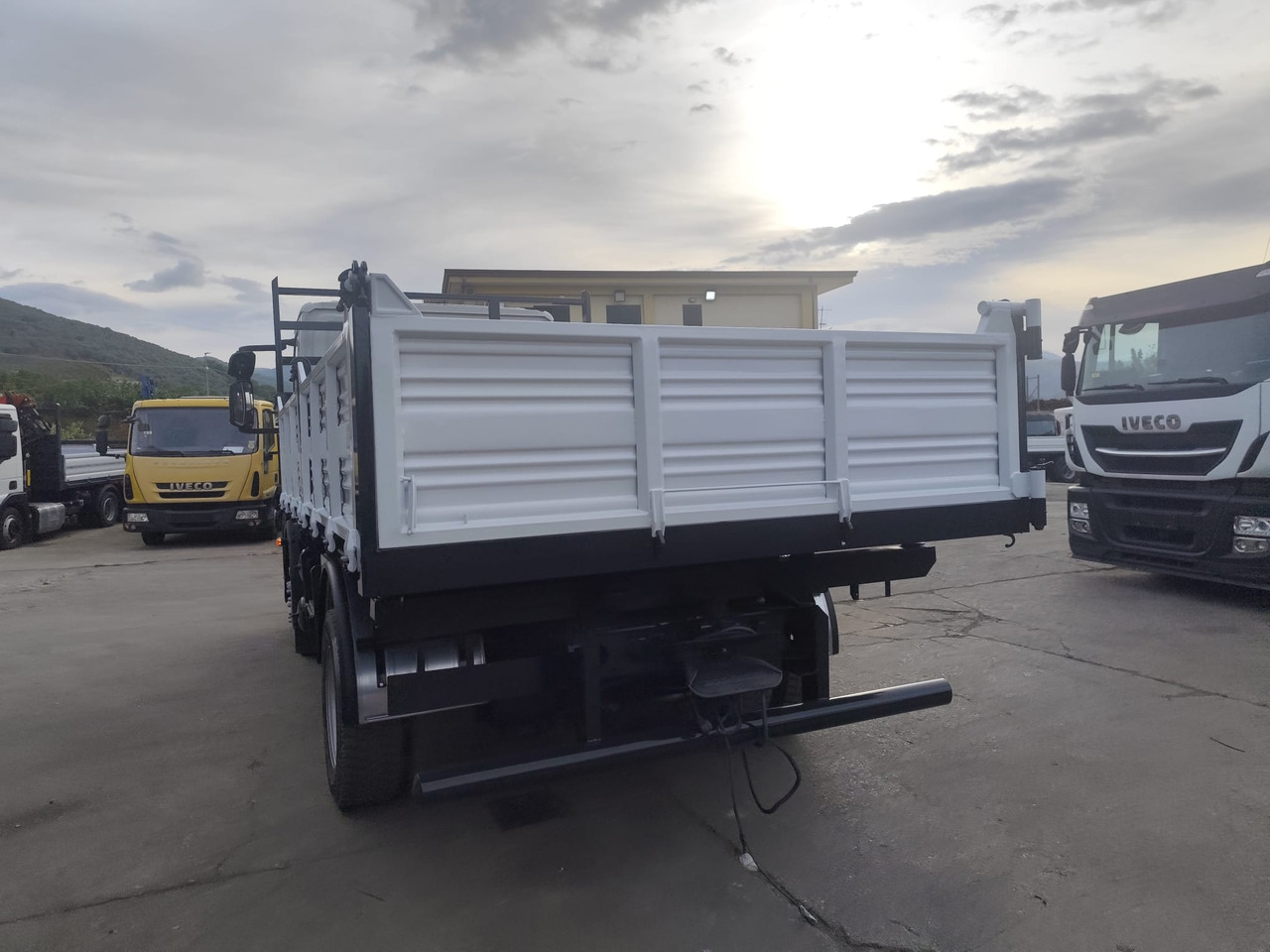 IVECO EUROCARGO 120E25 - Truk jungkit: gambar 4 IVECO EUROCARGO 120E25 - Truk jungkit: gambar 4