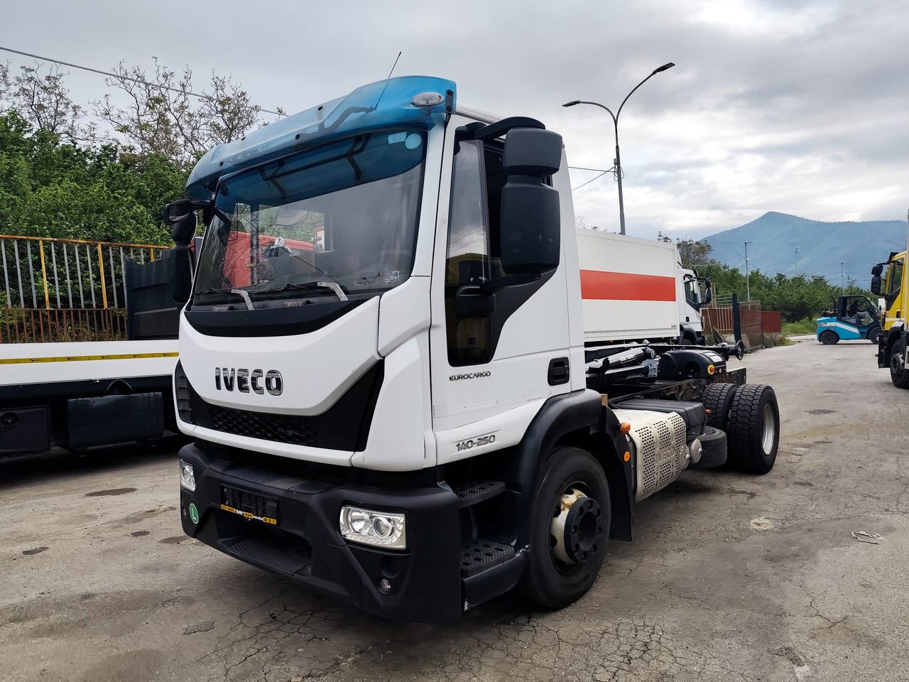 IVECO EUROCARGO 140-250 - Hook lift: gambar 1 IVECO EUROCARGO 140-250 - Hook lift: gambar 1