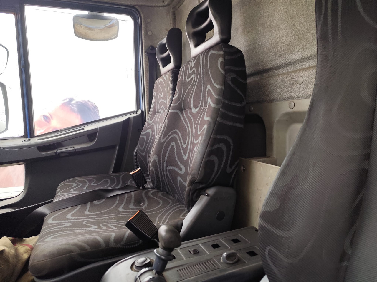 IVECO EUROCARGO 140E25 - Truk jungkit: gambar 4 IVECO EUROCARGO 140E25 - Truk jungkit: gambar 4
