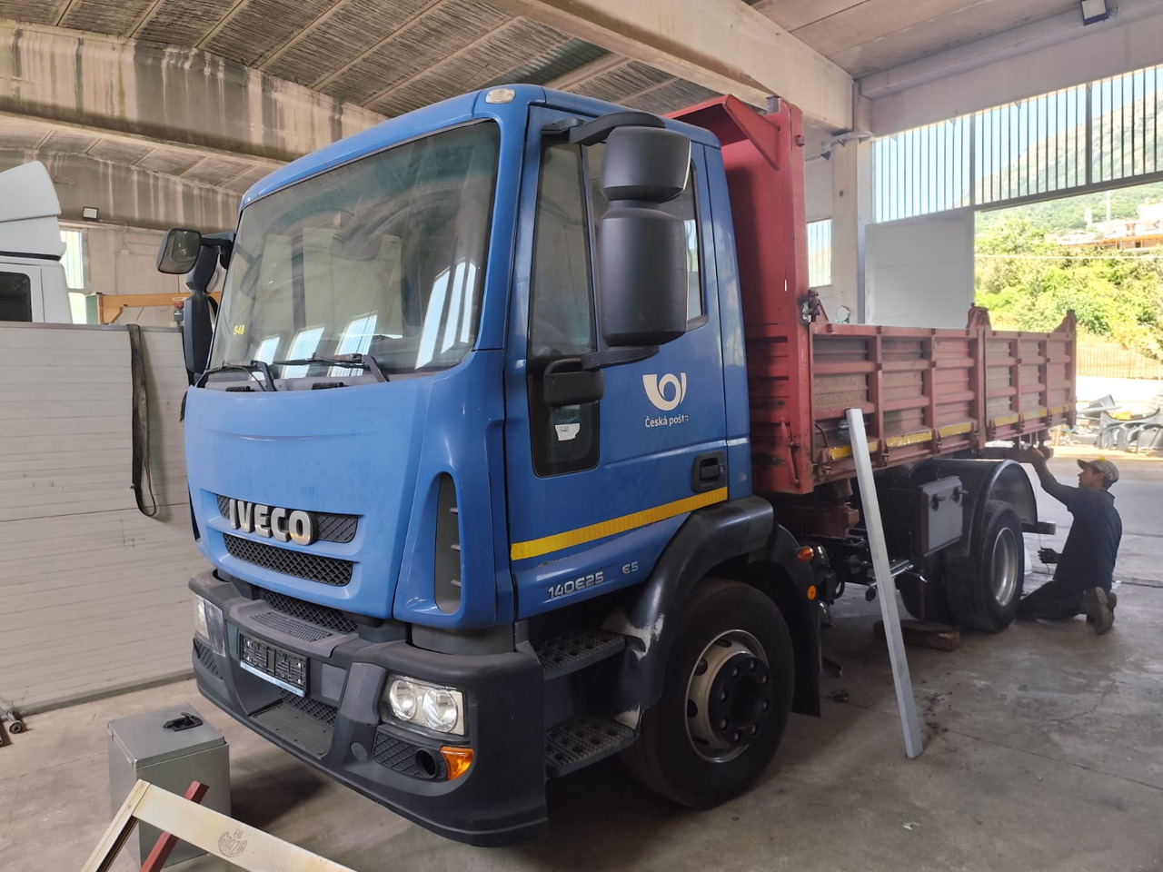 IVECO EUROCARGO 140E25 - Truk jungkit: gambar 1 IVECO EUROCARGO 140E25 - Truk jungkit: gambar 1