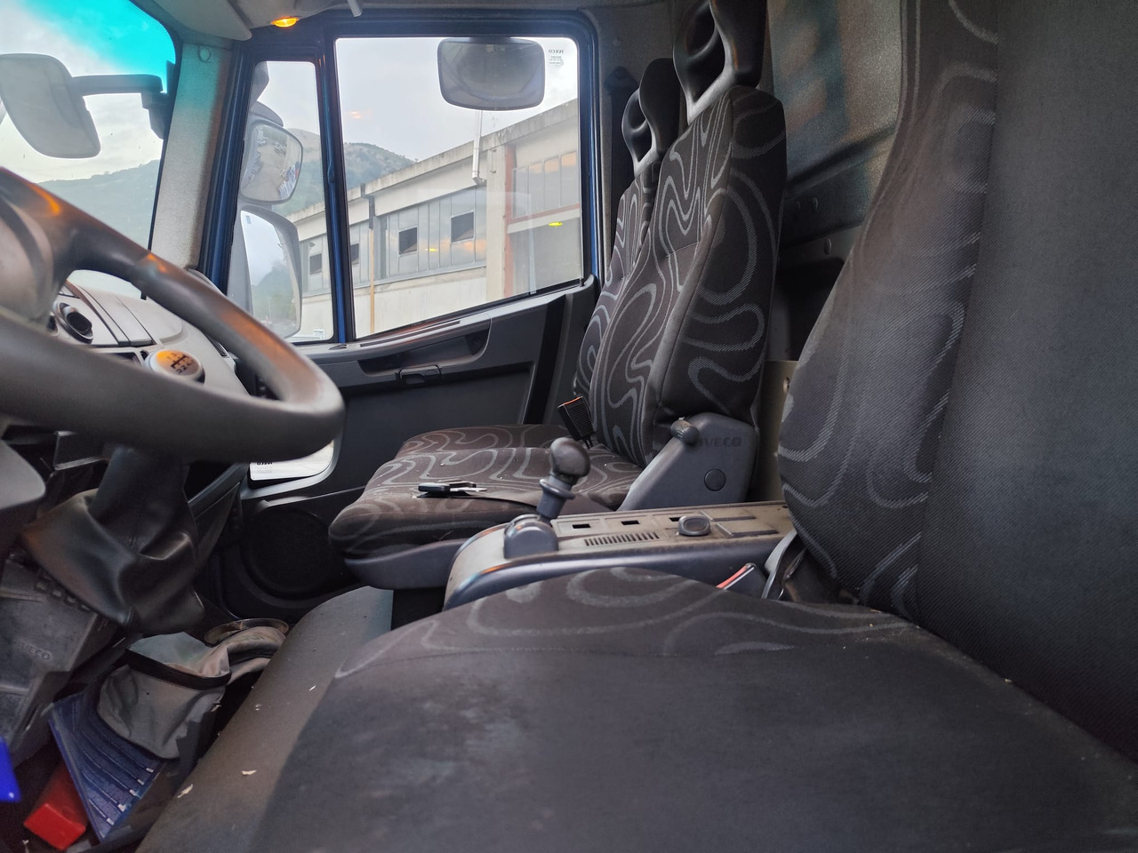 IVECO EUROCARGO 140E25 - Truk jungkit: gambar 4 IVECO EUROCARGO 140E25 - Truk jungkit: gambar 4