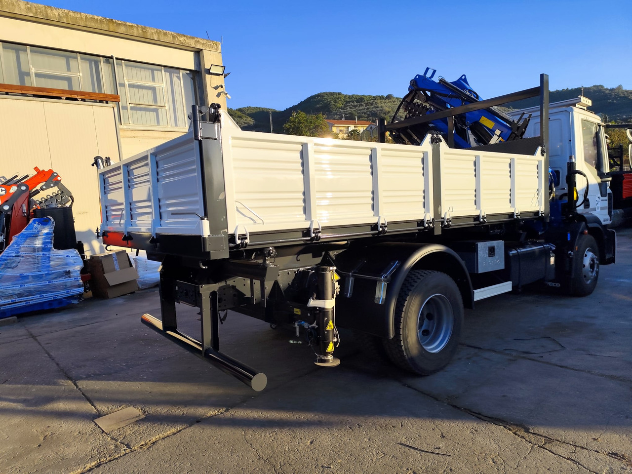 IVECO EUROCARGO 160-250 - Truk derek, Truk jungkit: gambar 2 IVECO EUROCARGO 160-250 - Truk derek, Truk jungkit: gambar 2